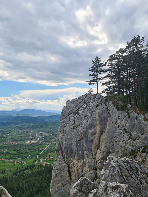 Okomiti odsjek iznad podromanijskog naselja Mokro